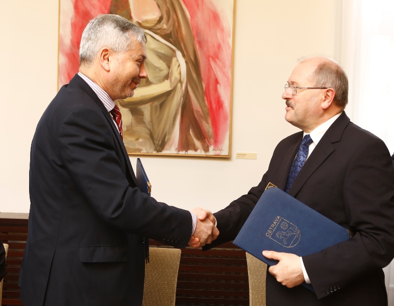 Představitelé Ostravy a Katovic primátoři Petr Kajnar a Piotr Uszok po podpisu memoranda.